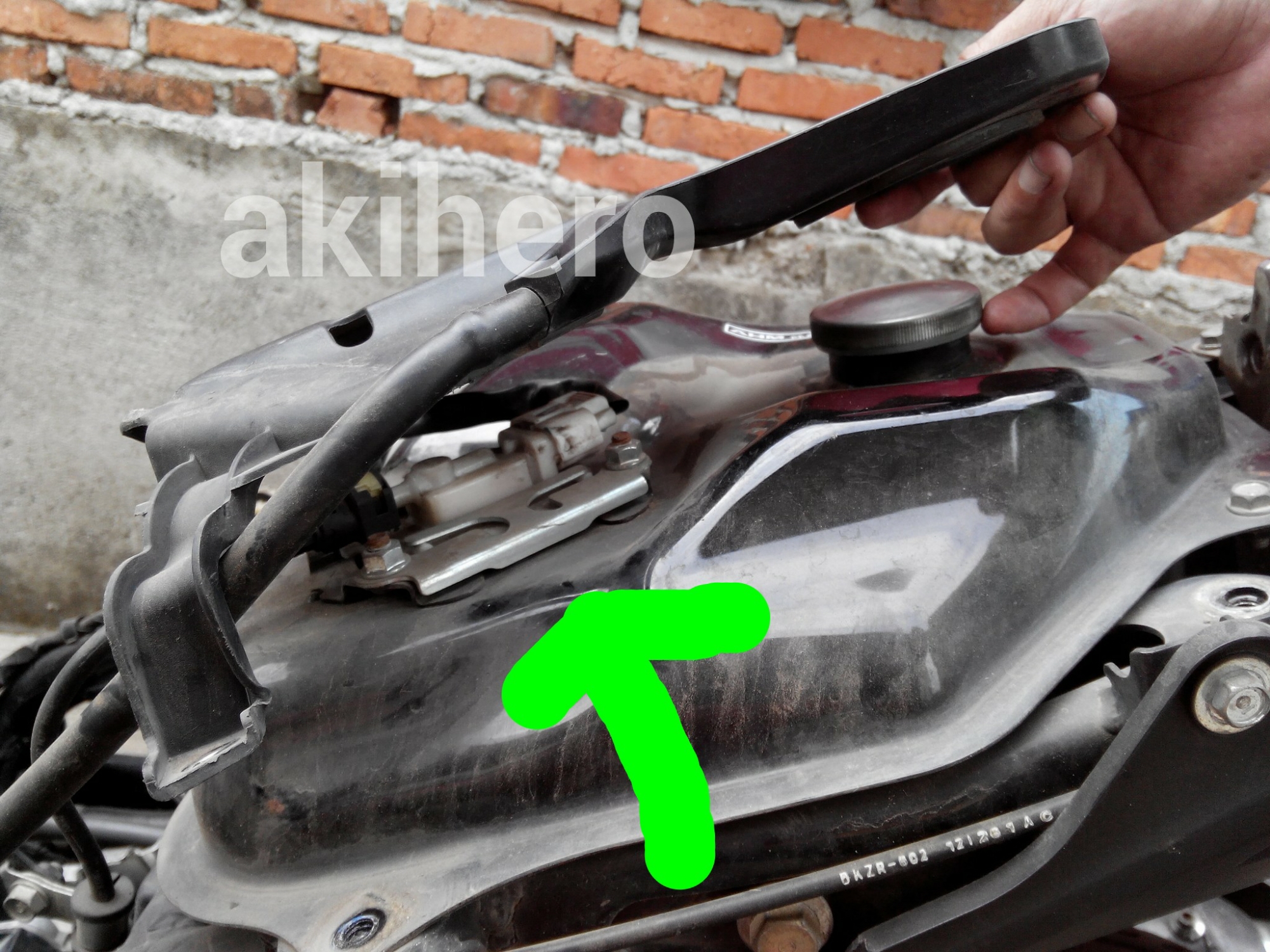 Mengganti Filter Bensin Pada Fuel Pump Vario PCX Akihero
