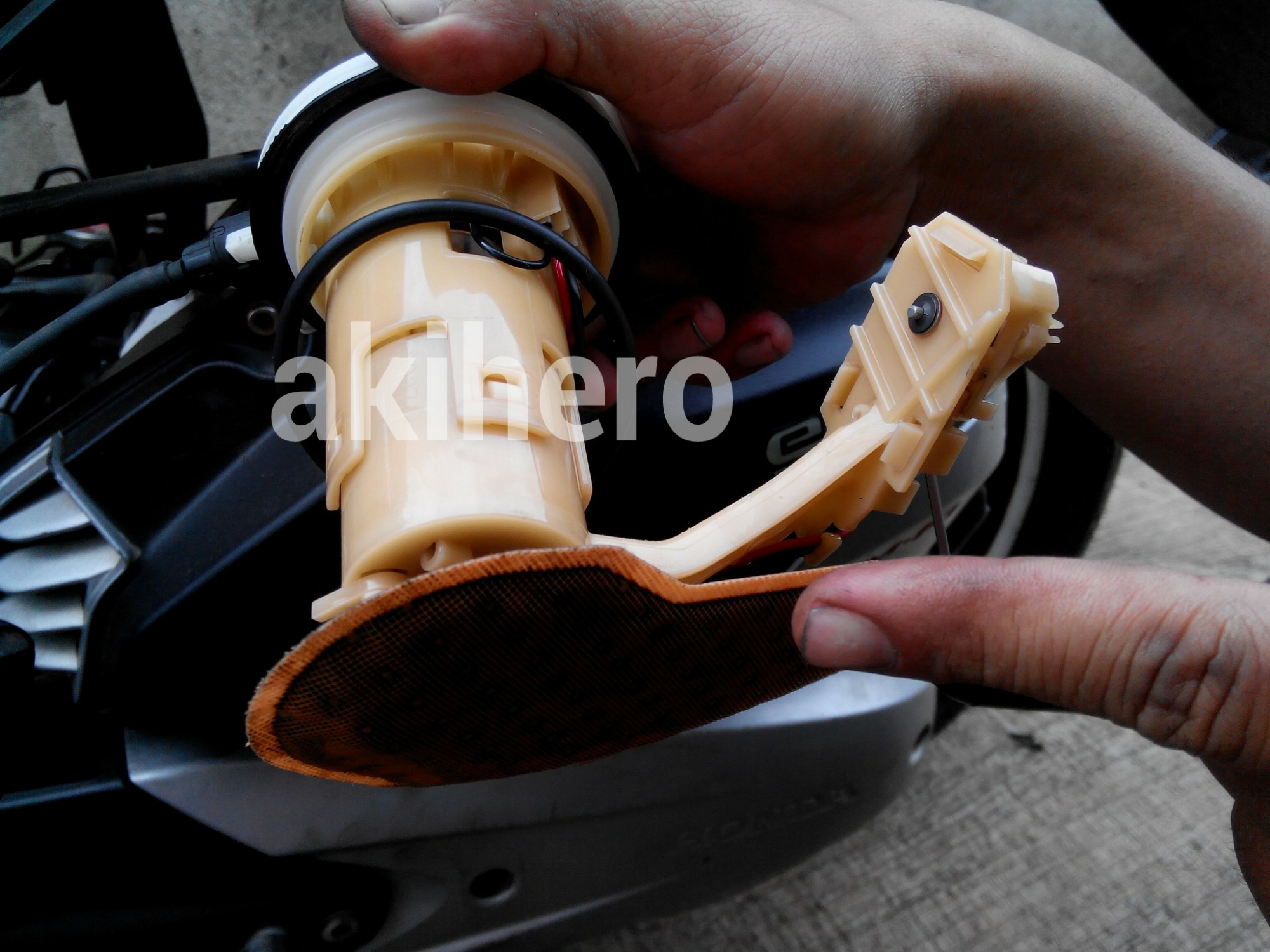 Mengganti Filter Bensin Pada Fuel Pump Vario PCX Akihero